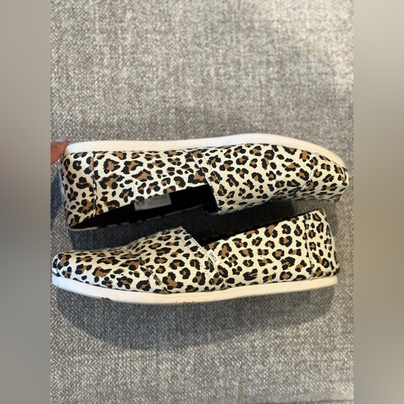 TOMS Leopard Print Women's Shoes - Picture 3 of 6